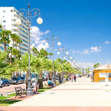 Finikoudes 3 Bedroom Seaview Flat Ларнака