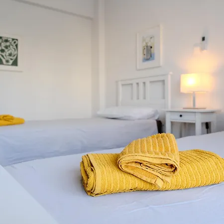 Finikoudes 3 Bedroom Seaview Flat Апартаменты Ларнака