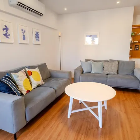 Finikoudes 3 Bedroom Seaview Flat Апартаменты Ларнака