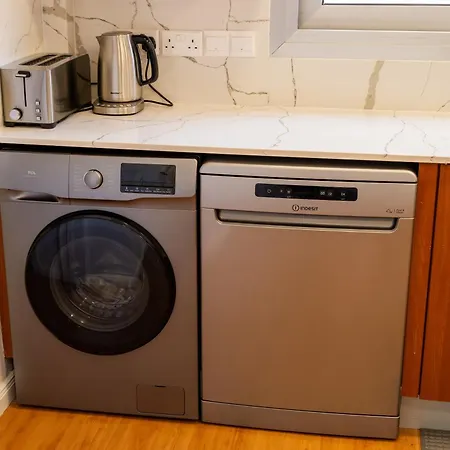 Finikoudes 3 Bedroom Seaview Flat 라르나카