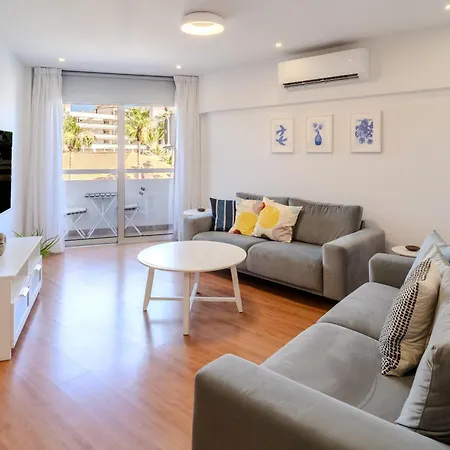Finikoudes 3 Bedroom Seaview Flat Lägenhet
