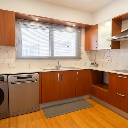 Finikoudes 3 Bedroom Seaview Flat * 라르나카