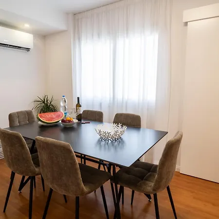 Finikoudes 3 Bedroom Seaview Flat Lägenhet