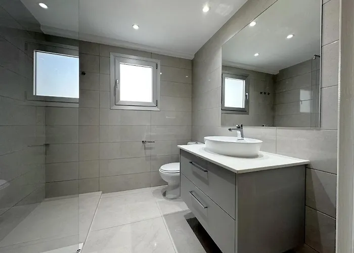 アパート Finikoudes 3 Bedroom Seaview Flat ラルナカ