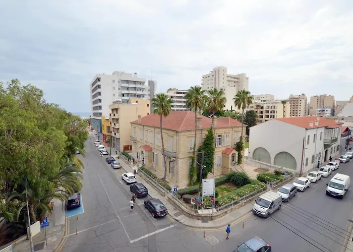 Finikoudes 3 Bedroom Seaview Flat *