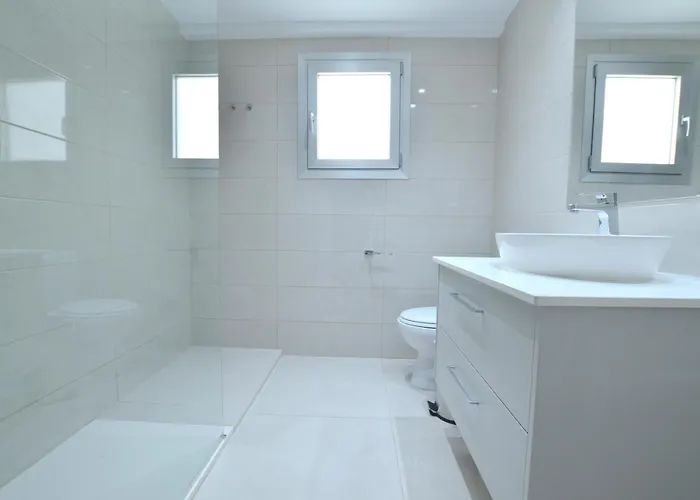 Finikoudes 3 Bedroom Seaview Flat アパート ラルナカ