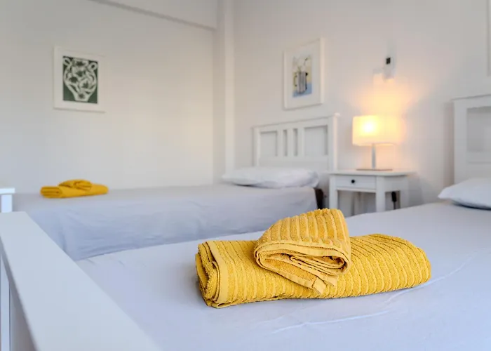 Finikoudes 3 Bedroom Seaview Flat アパート ラルナカ