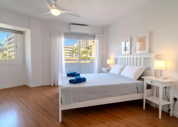 Finikoudes 3 Bedroom Seaview Flat *