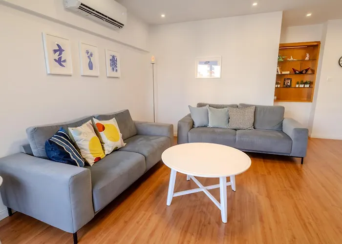 Finikoudes 3 Bedroom Seaview Flat アパート ラルナカ