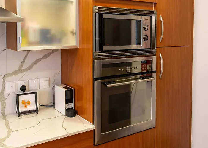 Finikoudes 3 Bedroom Seaview Flat * ラルナカ