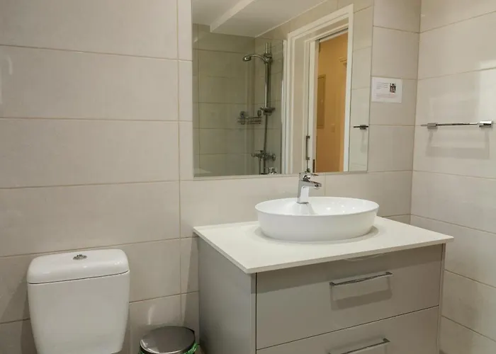 Finikoudes 3 Bedroom Seaview Flat アパート ラルナカ