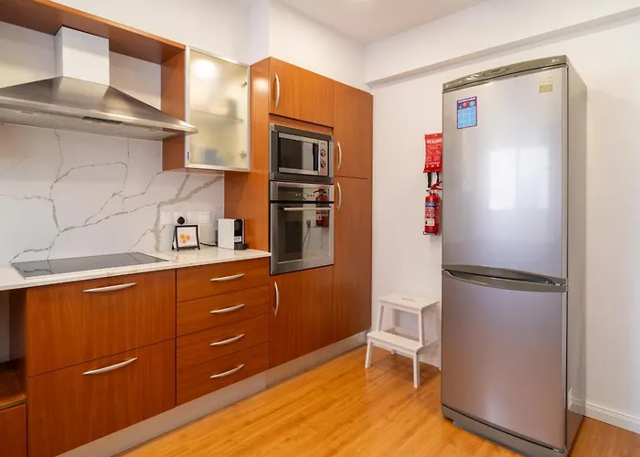 Finikoudes 3 Bedroom Seaview Flat アパート *