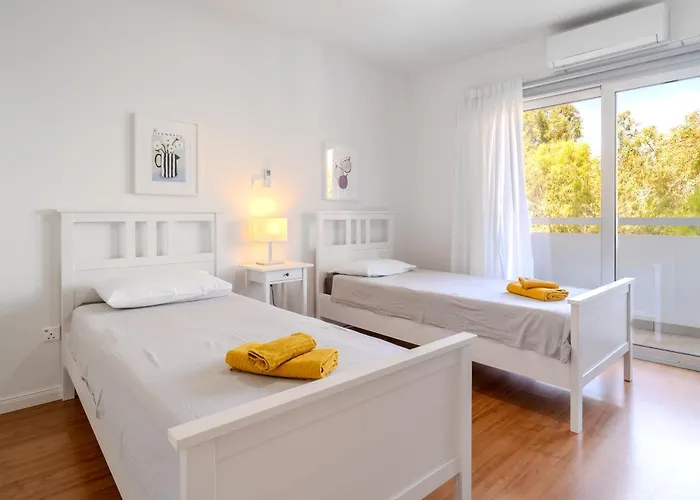 Finikoudes 3 Bedroom Seaview Flat *