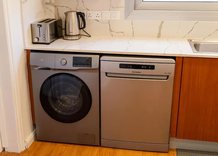 Finikoudes 3 Bedroom Seaview Flat ラルナカ