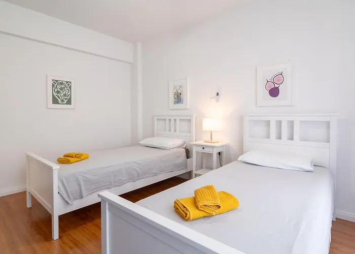 Finikoudes 3 Bedroom Seaview Flat アパート ラルナカ