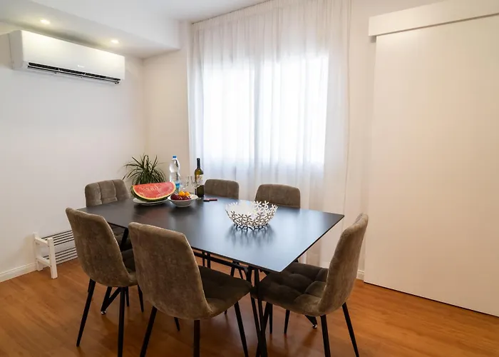 Finikoudes 3 Bedroom Seaview Flat アパート